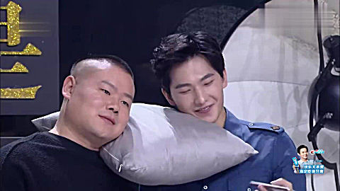 同样是嘴叼 玫瑰花拍照,小岳岳和杨洋这差得不是一点点啊?