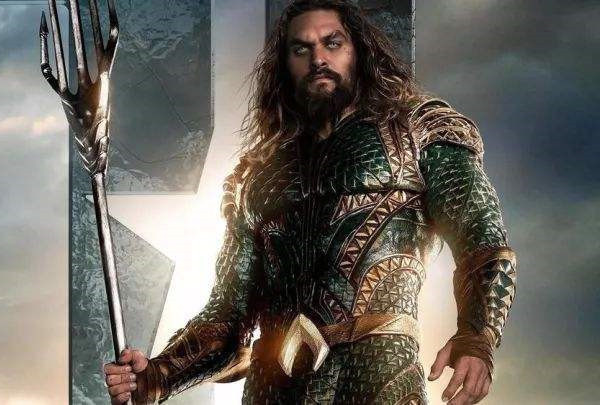 《正义联盟》中海王拿的三叉戟为什么是银色的?