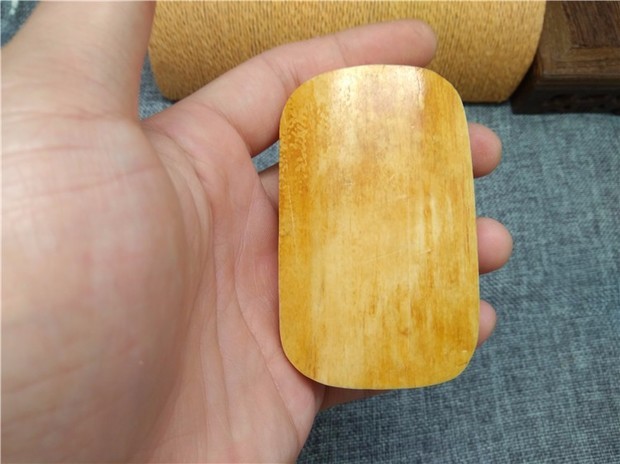 这款猛犸象牙弥勒佛牌子,懂得朋友帮忙看看收藏价值高不高》?