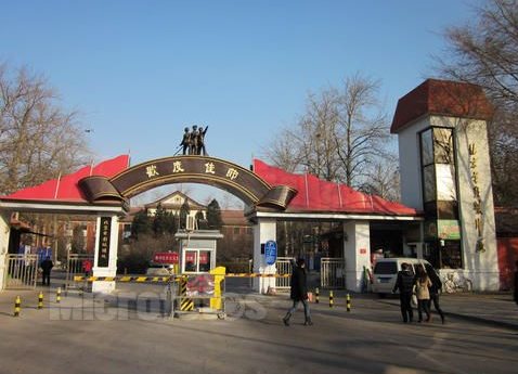 制片厂门口等戏蹲戏,这个确实是,当年王宝强就是从北影厂门口混出来的