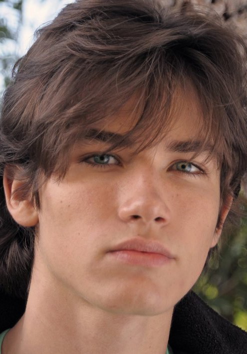 金刚狼1里面,演维克多小时候那个演员叫什么?