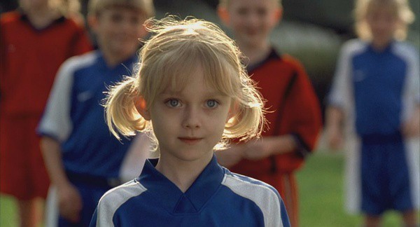 这个穿蓝色校服金色头发的小女孩是什么电影啊?