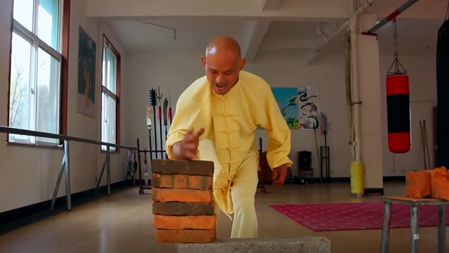 大师表演空手劈6块砖,下一秒直接打脸!