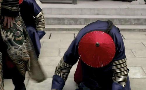 清朝大臣下跪之前,为什么要拍两下袖子?