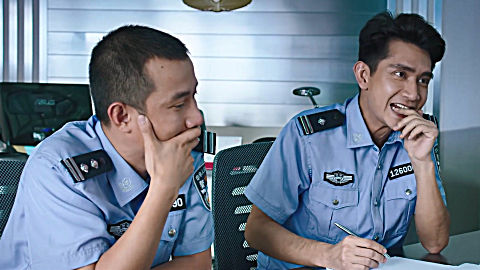 文章:我们受过严格训练,无论如何都不会笑,除非实在忍不住