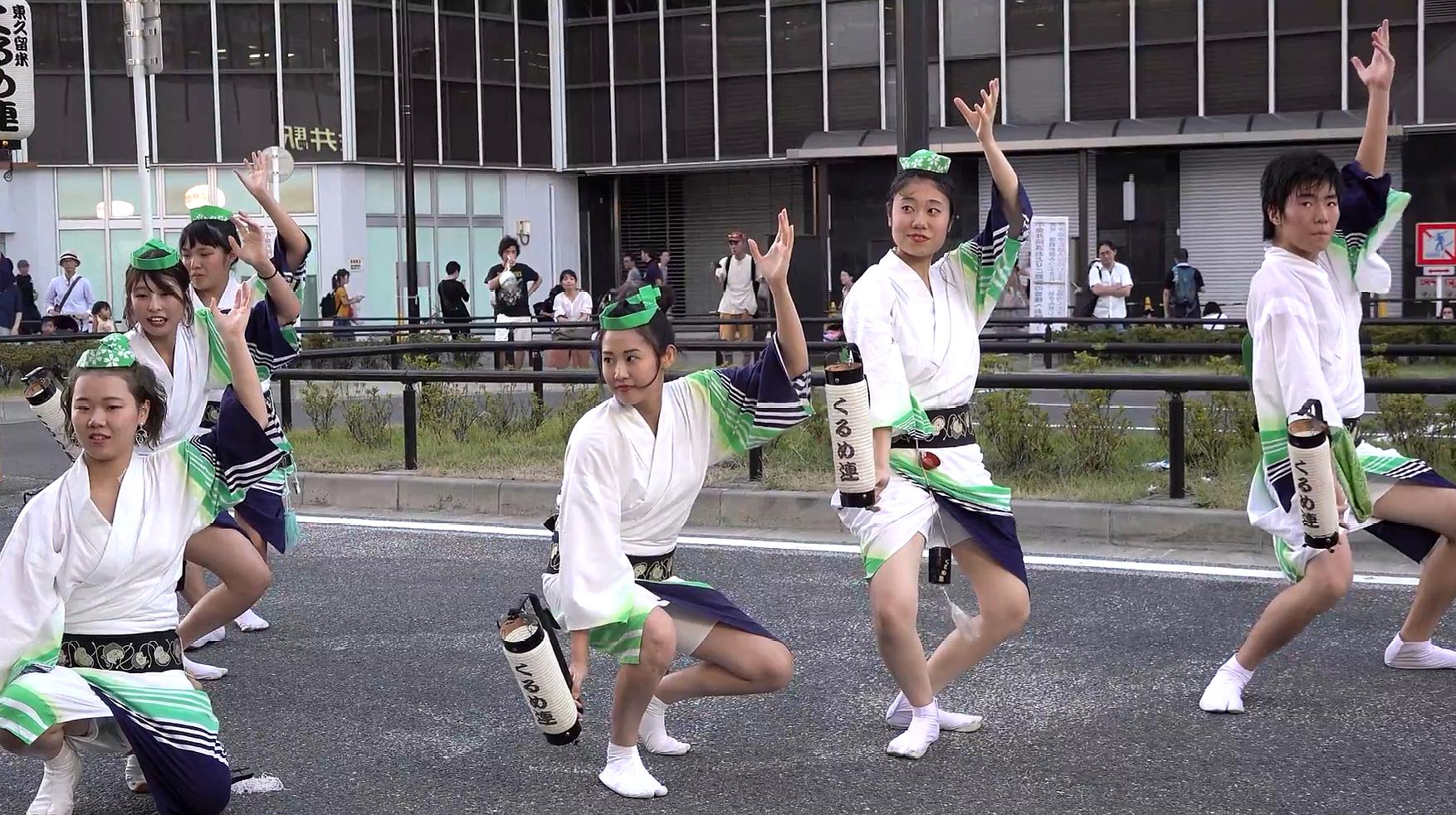 实拍日本阿波舞,舞团之间配合很默契,跳得很精彩!