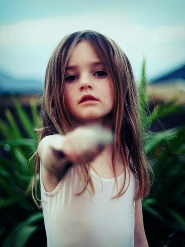 小女孩用手比枪的图片图片