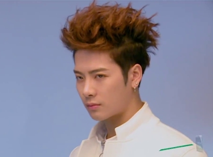 王嘉尔棚拍帅到飞起 端起照相机侧拍鬼鬼有模有样