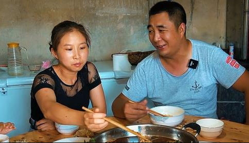如何评价蜀中桃子姐和包立春夫妇二人