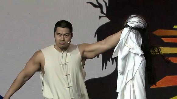 视频:抗日奇侠马京京登场,一上台就为我们带来,横店名菜《手撕鬼子》