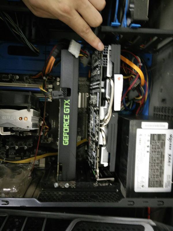 这两个显卡插口不一样,现在主机上的显卡供电借口有六个孔,而现在要换新的显卡GTX970显卡插口有两