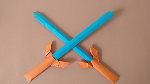 非常帅气的折纸宝剑,里面放个东西就会很结实耐玩哦,制作很简单