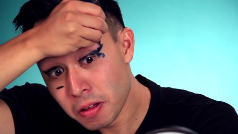 男人尝试给 自己画眼线 画面太美不敢看