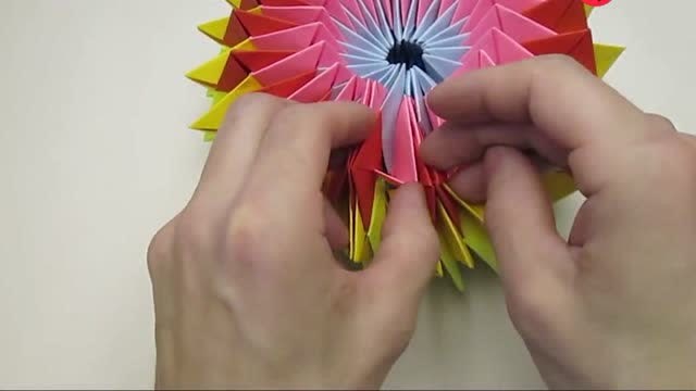 简单的立体烟花折纸教程 好玩的无限翻折纸万花筒
