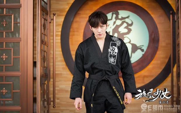 求戚百草和若白道服带下面名字刻的字,我们平时练跆拳道都有名字,所以