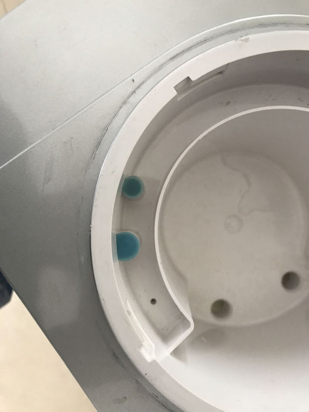 饮水机下面存储柜上面的小孔漏水怎么办?