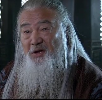新三国 袁术身边的那位白发谋士叫什么名字?