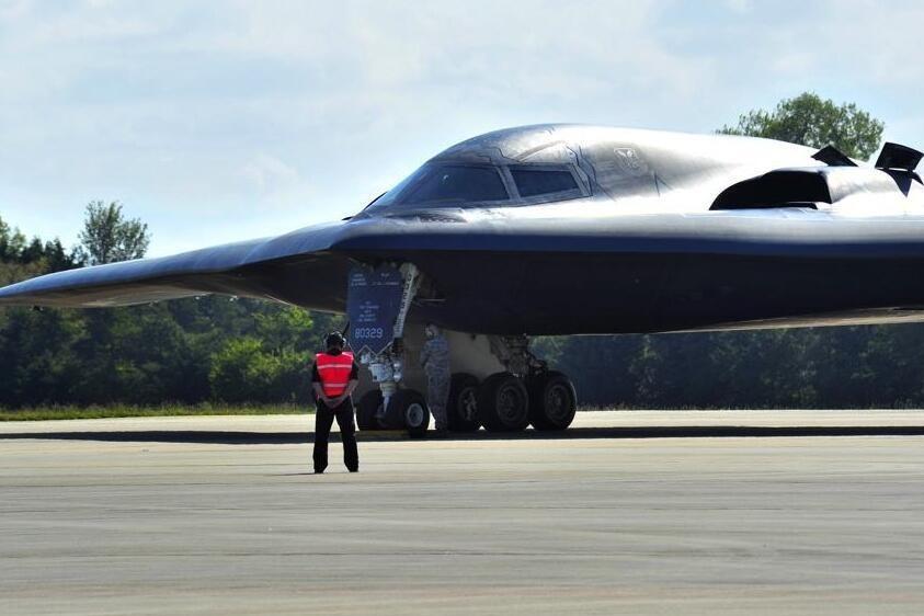 多少"黄金"在飞奔 美军 b2隐形轰炸机准备起飞