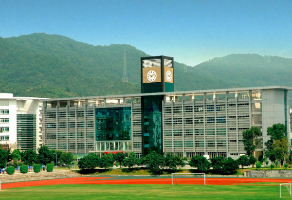 学校简介 深圳市富源学校创建于1999年6月,位于深圳市宝安区航城街道