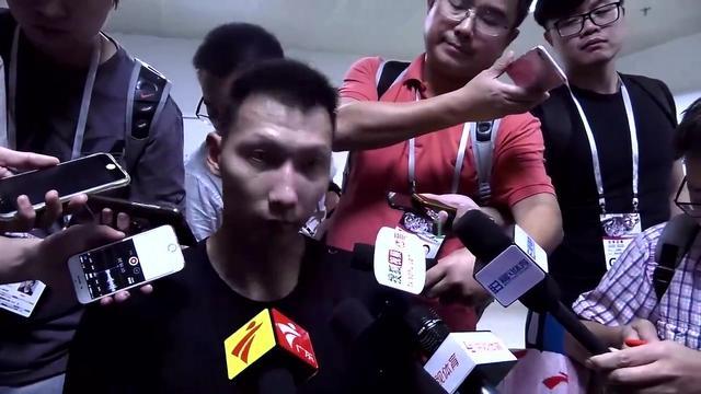 易建联当着全国电视把李宁球鞋丢在场上,记者垃圾桶翻出纸条