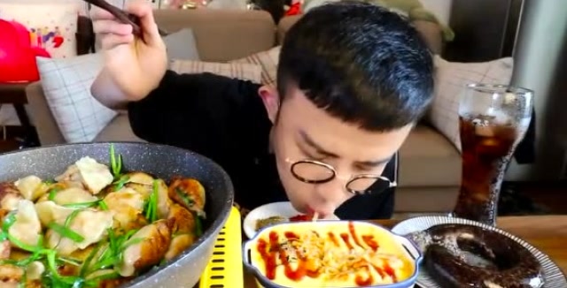 吃播:光小强吃自制 锅煎饺子和浓郁芝士蟹腿面,再来一份米肠吃的真