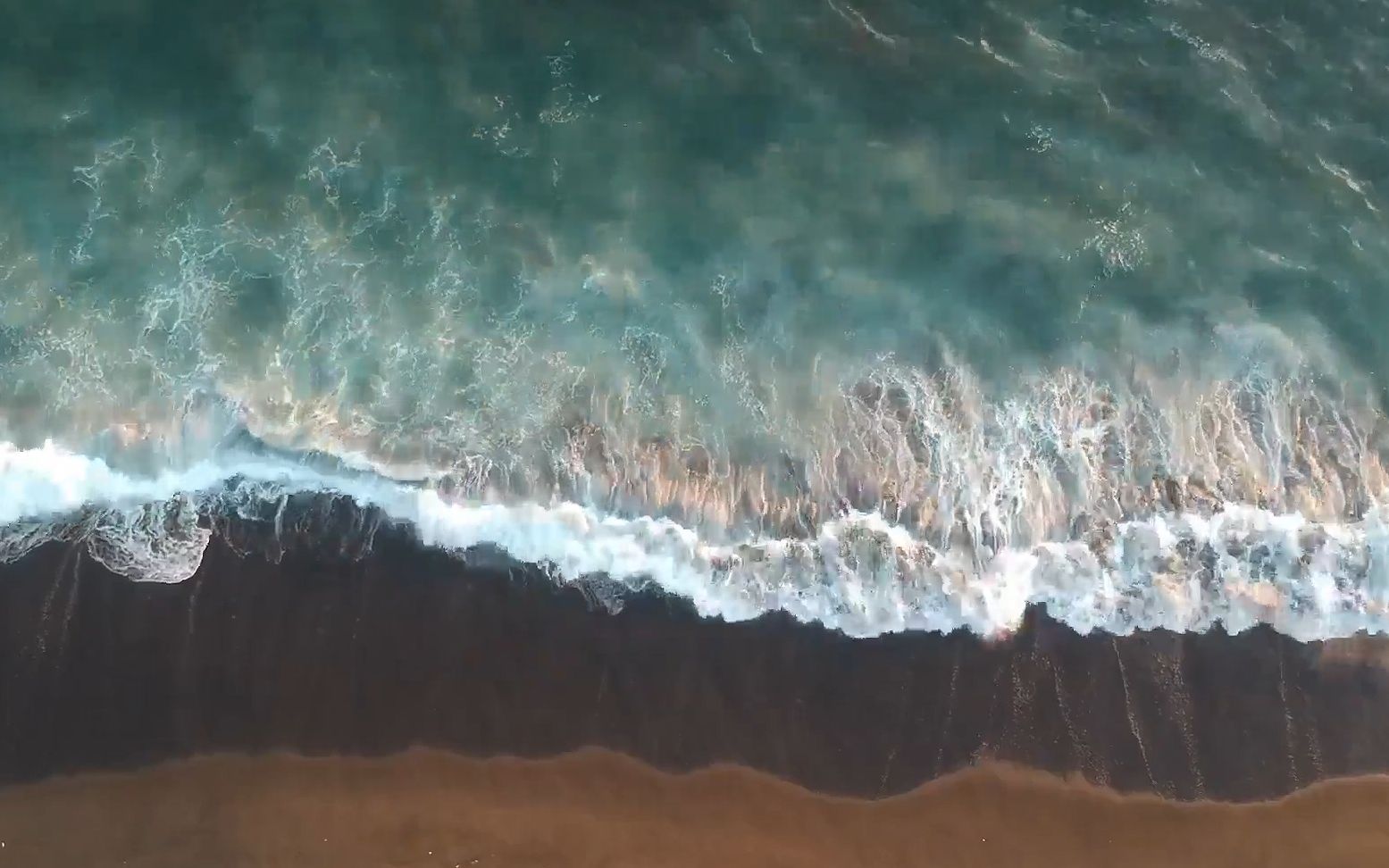 f95 蓝色海水海浪浪花波浪冲刷 海滩沙滩壮美大自然俯视视频素材 手机