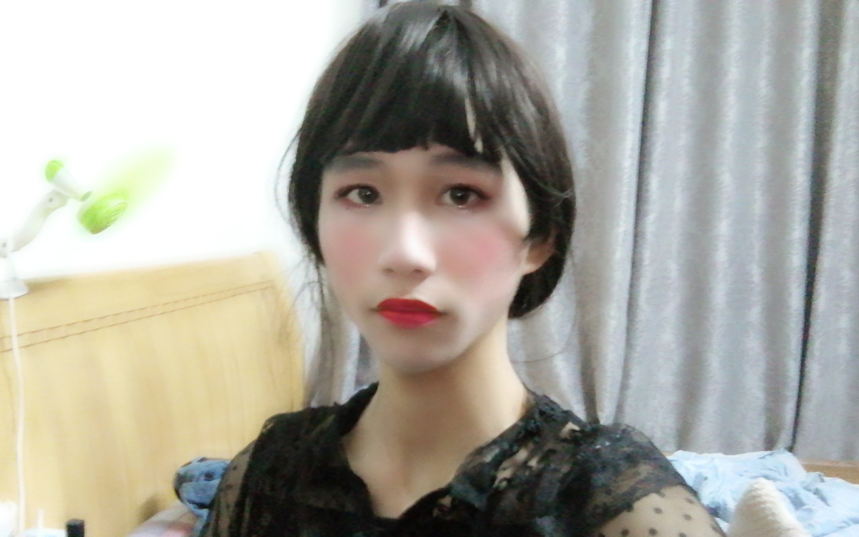 女装大佬在家穿着小裙子录直男化妆视频!奶奶差点把门推开!up猪.