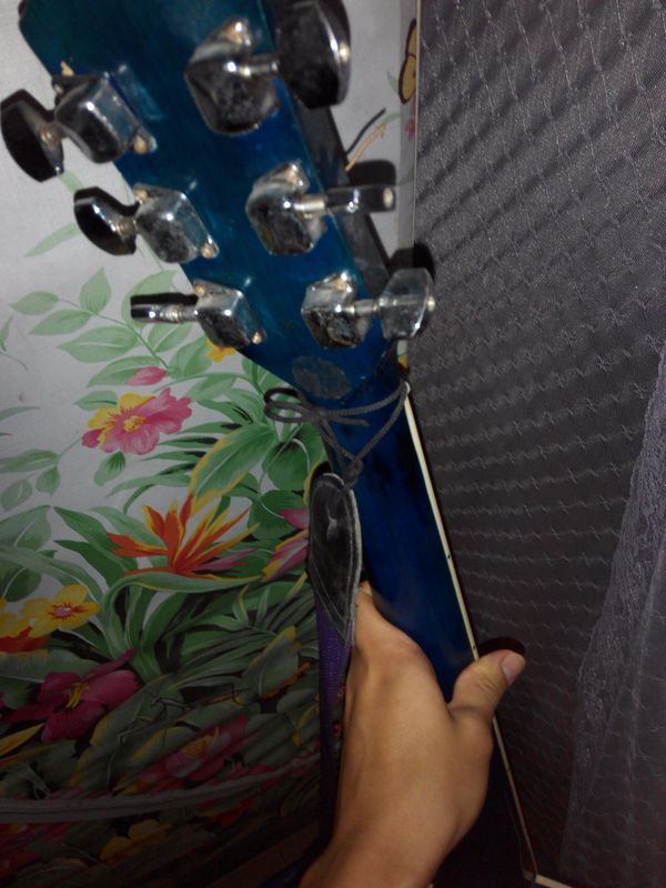 怎么把吉他背带挂在琴头上