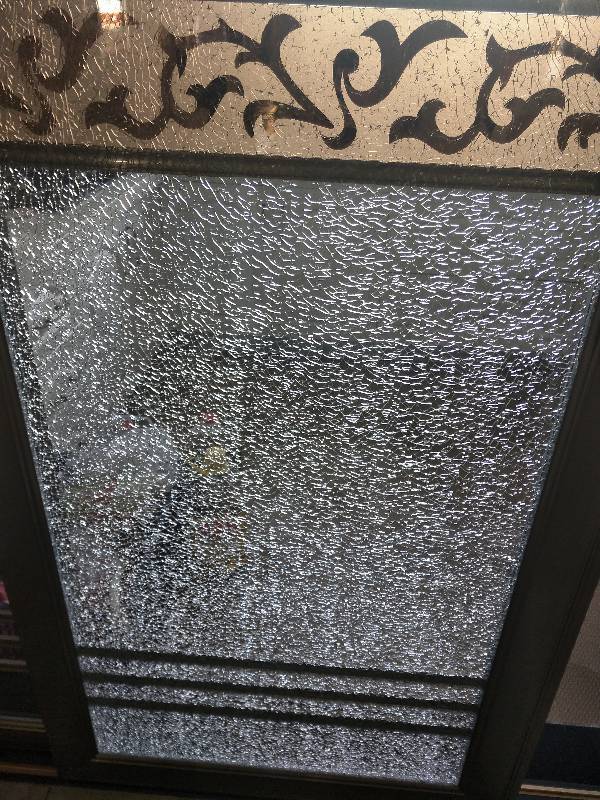 早上起来发现厨房玻璃出现这样的状况,现在不知道是人为撞击还是自爆