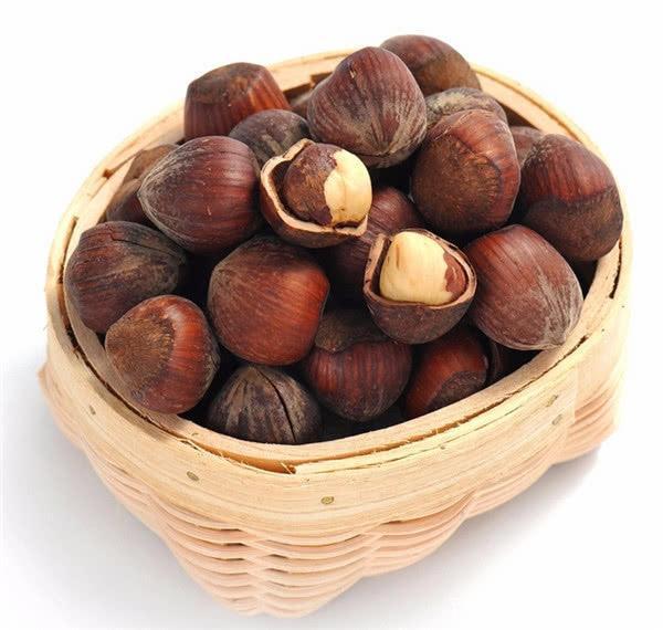 榛子比板栗果壳坚硬,榛子比板栗园,榛子颜色发黄,板栗发红.