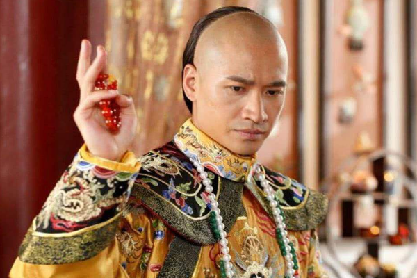 因为满族高级官员已经明白汉族人已经完全投降,所以没有必要为发型而