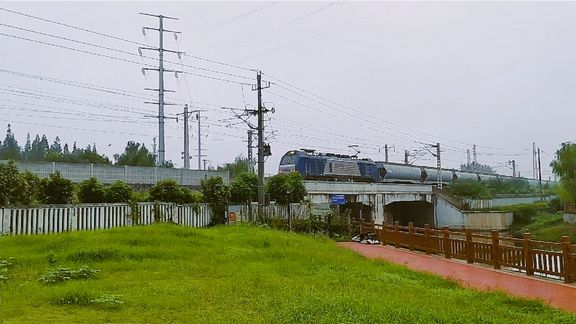 早晨淮北铁路符夹线和火车通过老濉河,和谐号电气化火车