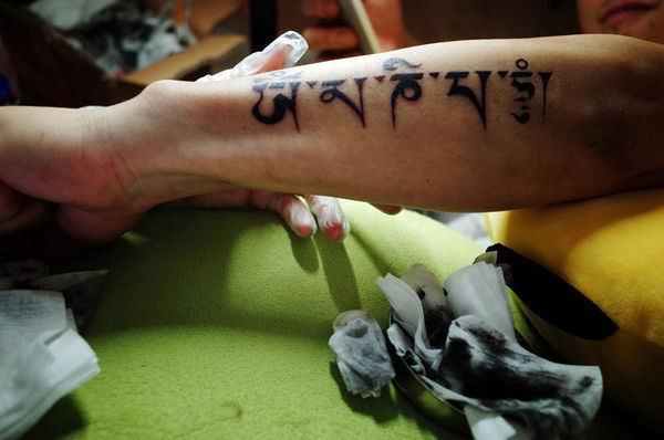 纹身纹了藏语, 说是观音六字真言, 但少一个人字