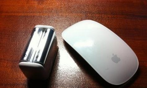 苹果一体机鼠标怎么充电?