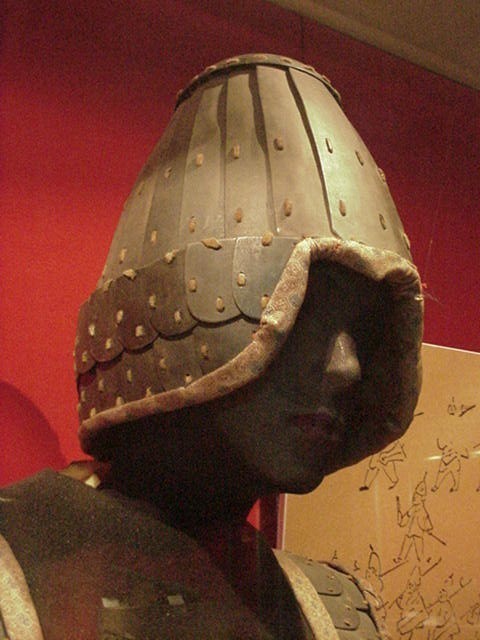 汉代将军的头盔顶有配珐琅镀金琉璃顶的吗