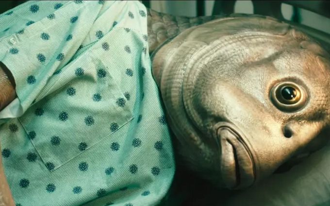 一部韩国上映的猎奇科幻 电影《突然变异》,男子为了钱变成鱼,让人.