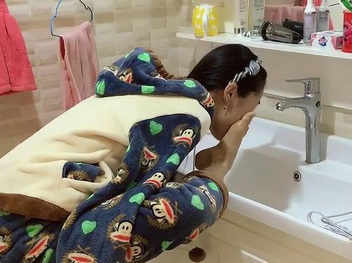 视频:无臂残疾人用脚刷牙 励志的生活让人点赞