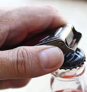 怎么用筷子把啤酒瓶盖顶开?