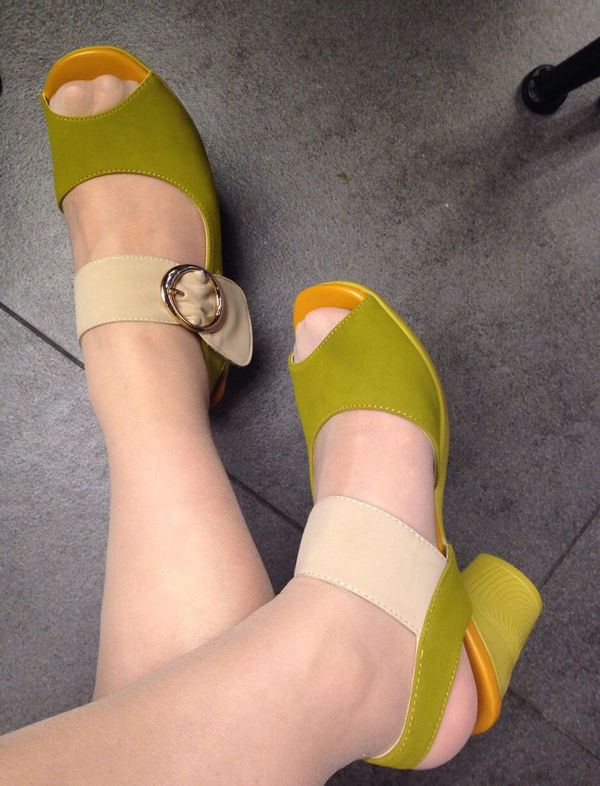 光脚穿这鞋,应该涂什么颜色趾甲油?