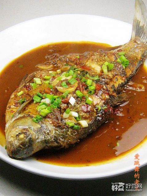 鳊鱼好吃,但是一直吃清蒸的也会腻的,今天就放些红油豆瓣酱,做个红烧