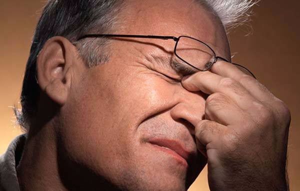 老年人眼花看不清东西,学会哪些小妙招,让父母看东西不用眯着眼?