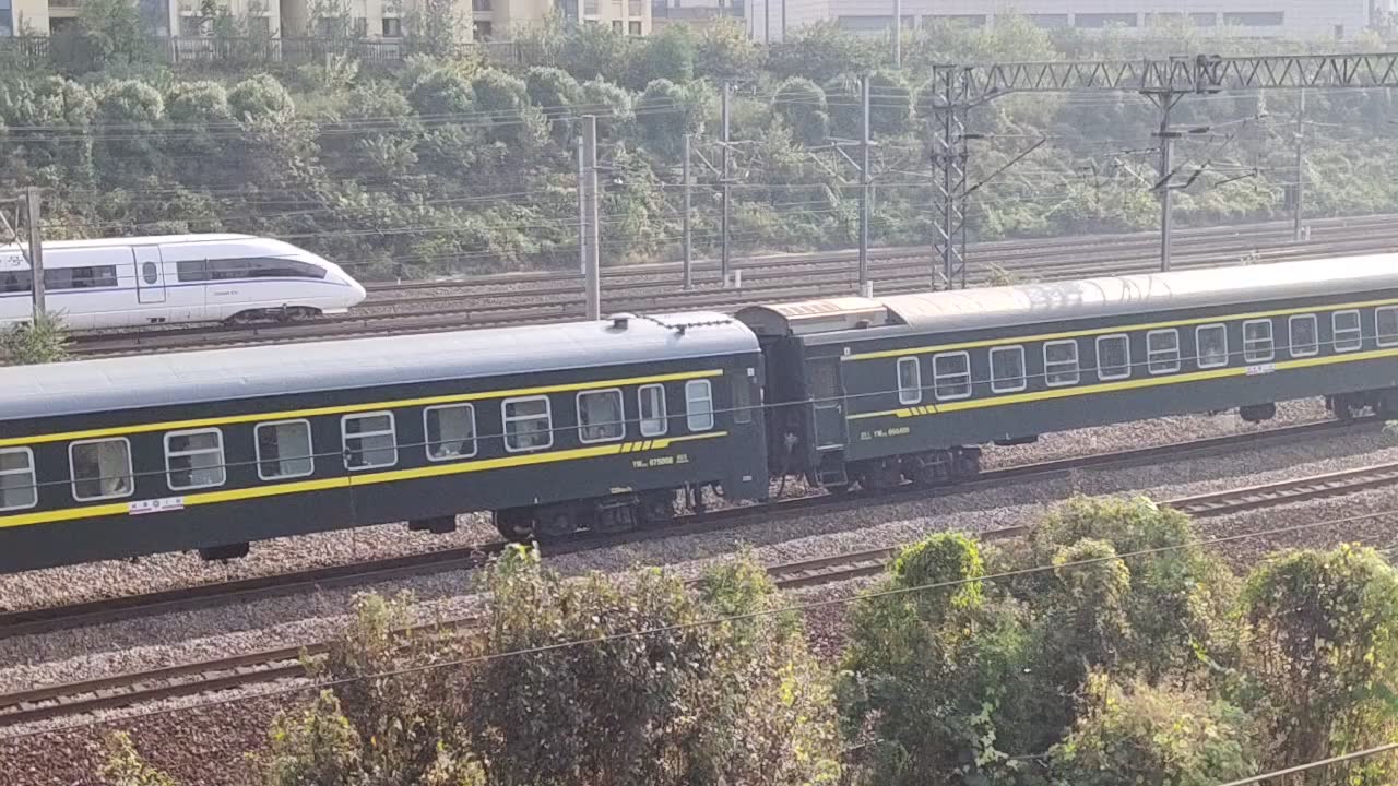 和谐号动车组列车竟然跑不过绿皮普速火车!