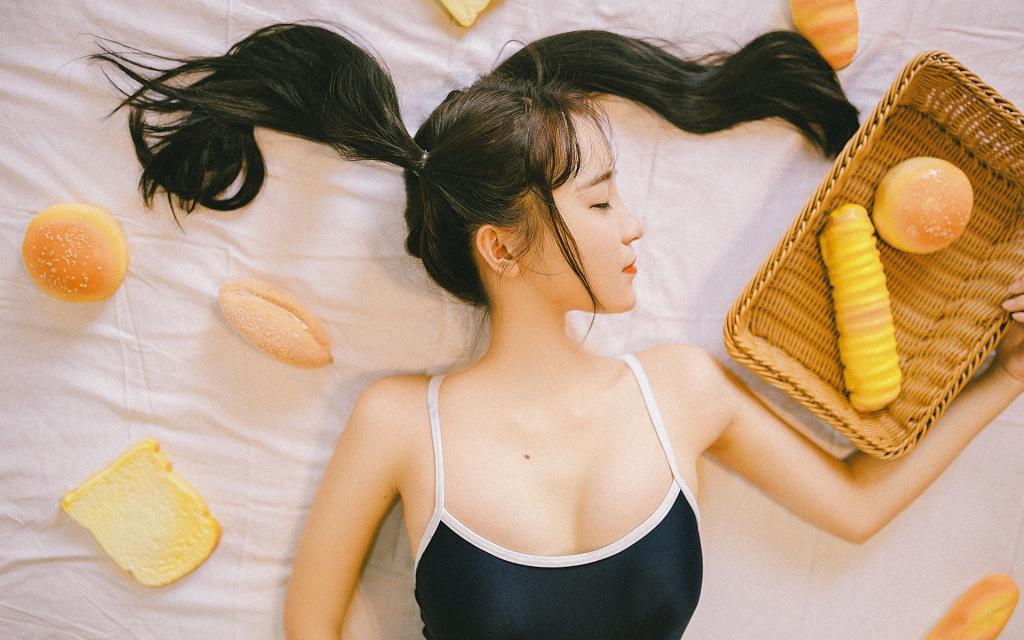 超短吊带连体裤美女性感火辣写真[图2]