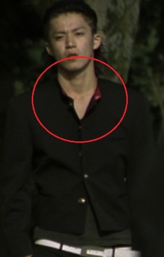 热血高校1里面,小栗旬那件中山装的立领是怎么打开的?有图