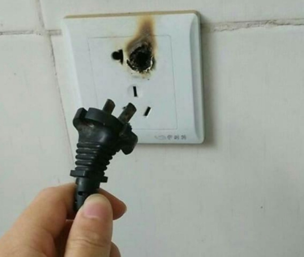 用电器电线烧焦了,检查发现墙壁插座上的地线烧坏了