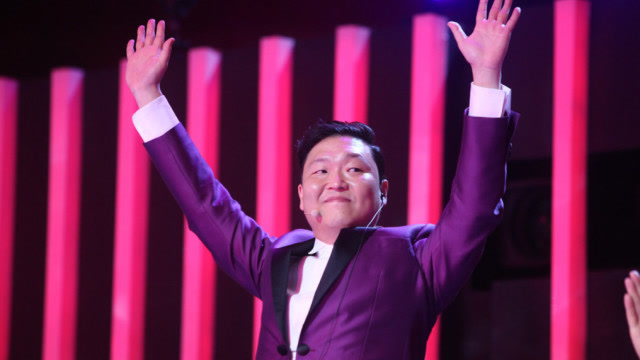 《江南sryle》的演唱者鸟叔一概往日风格,深情歌唱,简直太柔情了