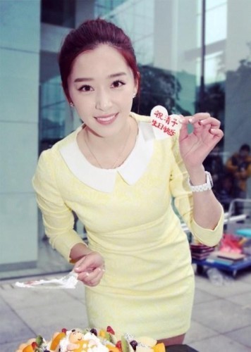 阚清子笑容好丑还不如不笑显老又带苦相还不如