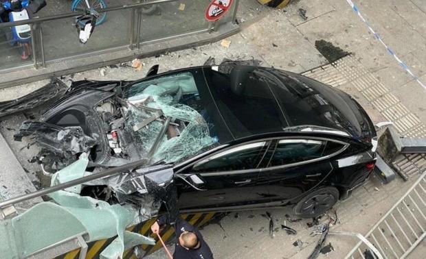 广州一特斯拉失控撞墙起火致一人死亡,事故发生的主要原因是什么?