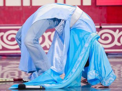 杨洋化身 古风美男仙气飘飘 劈叉下腰展神功"一秒变桌子"