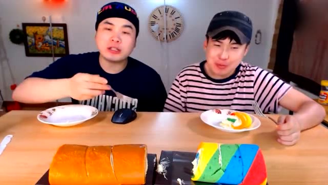 韩国大胃王:吃播豪放派donkey兄弟吃芝士蛋糕卷和彩虹蛋糕卷